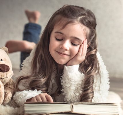 Raconter des histoires : l’art de la conteuse pour enfant