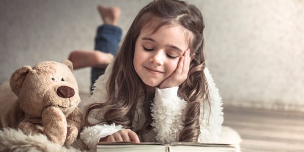 Raconter des histoires : l’art de la conteuse pour enfant